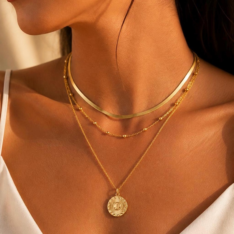 Gelaagde zilveren/gouden kettingenset, ketting met munthanger in zonnestraalmotief, minimalistische gelaagde sieraden, subtiele choker, cadeau voor haar afbeelding 7