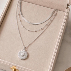 Gelaagde zilveren/gouden kettingenset, ketting met munthanger in zonnestraalmotief, minimalistische gelaagde sieraden, subtiele choker, cadeau voor haar afbeelding 9