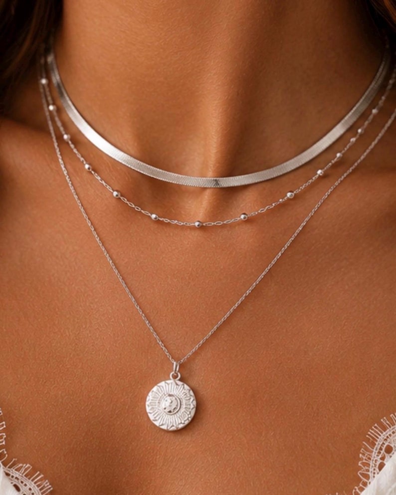 Gelaagde zilveren/gouden kettingenset, ketting met munthanger in zonnestraalmotief, minimalistische gelaagde sieraden, subtiele choker, cadeau voor haar afbeelding 6