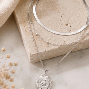 Gelaagde zilveren/gouden kettingenset, ketting met munthanger in zonnestraalmotief, minimalistische gelaagde sieraden, subtiele choker, cadeau voor haar afbeelding 5