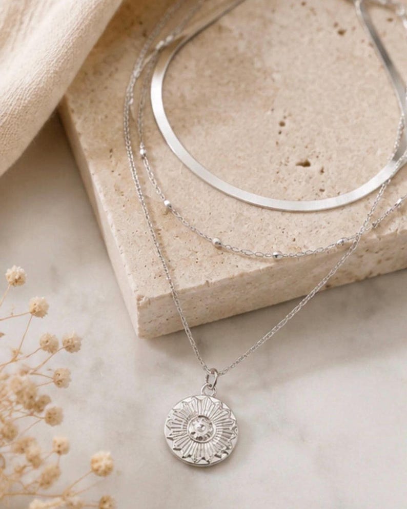 Gelaagde zilveren/gouden kettingenset, ketting met munthanger in zonnestraalmotief, minimalistische gelaagde sieraden, subtiele choker, cadeau voor haar afbeelding 5