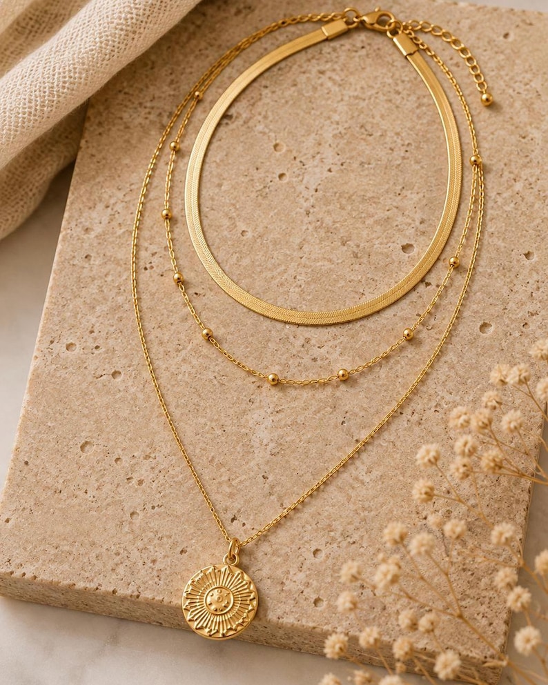 Gelaagde zilveren/gouden kettingenset, ketting met munthanger in zonnestraalmotief, minimalistische gelaagde sieraden, subtiele choker, cadeau voor haar afbeelding 4