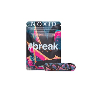 Puede incluir: Una bolsa negra y un objeto rectangular pequeño con un diseño abstracto colorido. La bolsa tiene la palabra "NOXID" en la parte superior y la palabra "#break" en blanco. El objeto pequeño tiene la palabra "NOXID".