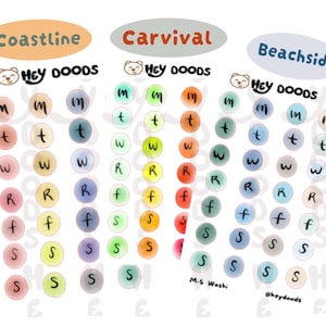 以下が含まれることがあります： Coastline、Carnival、Beachsideとラベル付けされた円形のプランナーステッカーのコレクション。各ステッカーには、M、t、w、R、f、S、Sなど、曜日を表す小文字が記載されており、さまざまなカラーグラデーションで垂直の列に配置されています。