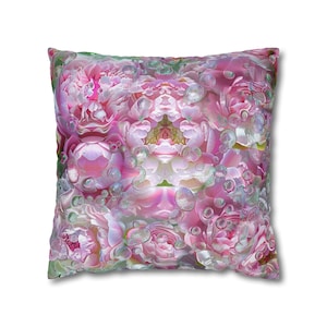 Könnte beinhalten: Quadratisches Zierkissen mit floralem Design. Das Kissen zeigt ein sich wiederholendes Muster aus rosa und weißen Pfingstrosen mit einem blasenartigen Overlay. Die Ränder haben einen grünen Rand, der eine weiche, romantische Ästhetik erzeugt. Ca. 40 cm x 40 cm.