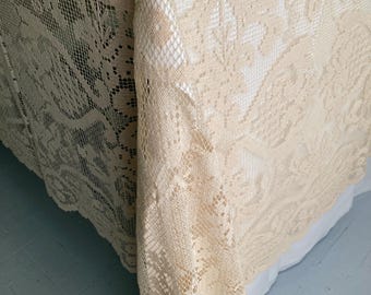 Copriletto antico realizzato in filet ad aghi