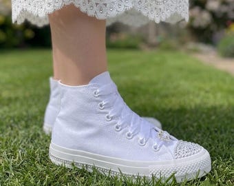 Aangepaste witte high-tops met parelkristallen verfraaid | Satijnen veters, plateauschoenen