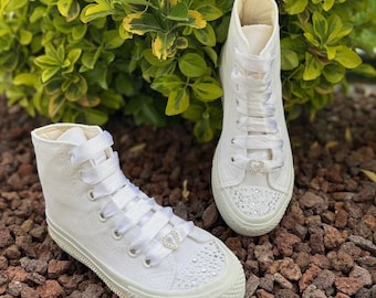 Sneakers personalizzate con nastro di raso - Scarpe da sposa con plateau e strass di perle.