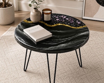 Soffbord i svart geodeharts | Guldfärgad accent, kristallinspirerat sidobord, modern inredning
