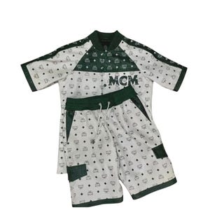 Traje corto estilo vintage MCM de piel de vaca, pantalones cortos Dapper Dan con chaqueta, traje de motociclista personalizado verde y blanco.