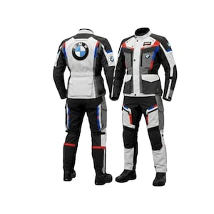 Puede incluir: Traje de moto en blanco, negro, gris y azul. El traje presenta el logotipo de BMW en la espalda y el pecho. La chaqueta tiene múltiples bolsillos y un cuello alto. Los pantalones tienen zonas reforzadas y detalles en rojo y azul.