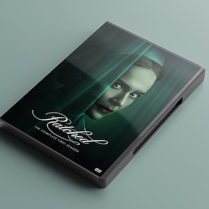 Puede incluir: Una caja de DVD de la serie de televisión "Ratched: The Complete First Season". La portada presenta el rostro de una mujer con lápiz labial rojo sobre un fondo verde oscuro. El título está escrito en una elegante escritura blanca.