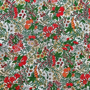 Può includere: Un tessuto bianco caratterizzato da un fitto motivo botanico ripetuto di piccoli fiori rossi, arancioni e bianchi intervallati da foglie, steli e fogliame verde brillante. L'intricato disegno floreale copre uniformemente l'intera superficie.