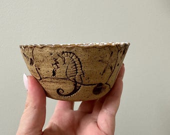 Tigela decorativa de cerâmica artística inspirada no mar