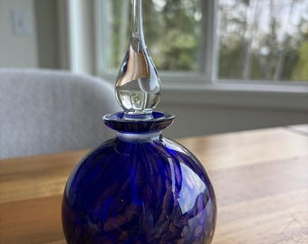 Frasco de perfume de vidrio soplado a mano, de color azul cobalto vintage con motas doradas.