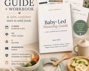 Może przedstawiać: Przewodnik i zeszyt ćwiczeń dla dziecka prowadzonego przez dziecko, z białą książką zatytułowaną "Baby-Led Weaning Guide". Obraz zawiera 2-tygodniowy plan startowy, 50 pierwszych pokarmów i 8 przepisów. Widoczna jest również drewniana łyżka, śliniaczek i miska z jedzeniem.
