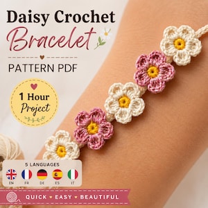 Könnte beinhalten: Eine digitale PDF-Anleitung für ein Gänseblümchen-Häkelarmband mit abwechselnden cremefarbenen und rosafarbenen Blüten mit gelben Mitten. Der Text lautet Daisy Crochet Bracelet PATTERN PDF, 1 Hour Project, 5 LANGUAGES und QUICK EASY BEAUTIFUL.