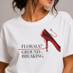 Camiseta Floral Inovadora, Camiseta com Estampa de Salto Alto Vermelho, Camiseta com Frase de Moda, Blusa Minimalista Inspirada no Diabo
