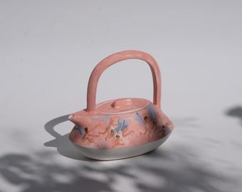 Roze dromerige tepot met kleine engelentekeningen | Porseleinen theepot