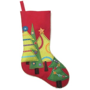 Puede incluir: Calcetín de Navidad de fieltro rojo con tres árboles de Navidad de fieltro verde decorados con costuras y botones coloridos.