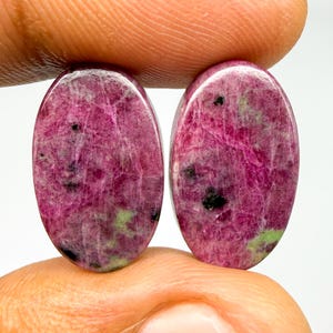 Oorbellen met ovale losse robijnzoisiet cabochon (20x12x3 mm, 25 karaat) SG-0576