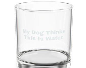 Mi perro cree que esto es agua. Vaso de whisky grabado de 290 ml (10.5 oz). Regalo para papás perrunos, regalo del Día del Padre, vaso de whisky divertido, vaso de cóctel.