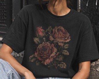 Camiseta Three Dark Roses / Camiseta botánica floral, de inspiración vintage, camiseta desgastada, camiseta de jardín, rosas rojas, tacto usado.