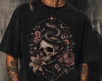Camiseta con calavera, serpiente y rosas, calavera floral gótica, camiseta de Halloween, camiseta de reptil, flor rosa, camiseta grunge, camiseta de verano espeluznante