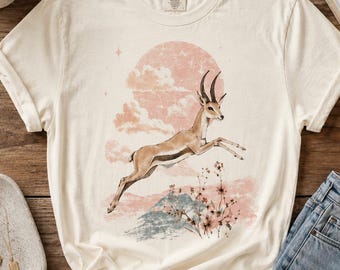 Camiseta con ilustración de gacela saltando / Atardecer en tonos pastel, detalles botánicos, springbok, bonita camiseta de gacela, camiseta de antílope, colores cómodos