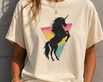Camiseta retro con triángulo arcoíris y unicornio, camiseta con silueta vintage, silueta de unicornio, camiseta estilo años 80, inspiración vintage, camiseta Comfort Colors
