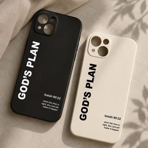 Peut inclure: Deux coques de smartphone, une noire et une crème, portant chacune le texte GOD'S PLAN en grandes lettres, suivi d'Isaiah 60:22 et de la phrase when the time is right, the Lord will make it happen, avec des découpes pour l'appareil photo.