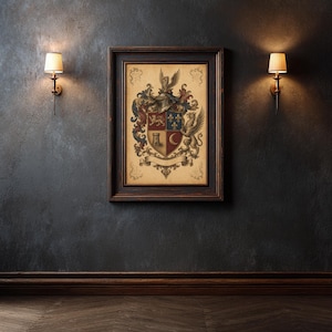 Könnte beinhalten: Ein gerahmtes Wappen in Rot-, Blau-, Gold- und Cremetönen. Das Wappen zeigt einen Schild mit einem Löwen, Lilien und einem Halbmond. Der dunkelbraune Rahmen kontrastiert mit dem Kunstwerk, das an einer dunkelgrauen Wand hängt. Die Wand wird von Wandleuchten beleuchtet.