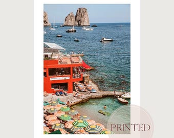 Väggkonsttryck Marina Piccola Capri – Faraglioni Rocks Photography, affisch med italiensk strandklubb, resedekorationer på Amalfikusten