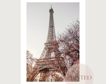 Parijs fotografieprint, Eiffeltoren en lentebloesems, interieur Parijs, kunst aan de muur