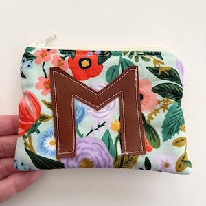 Rifle Paper Co. Floral Initial M Reißverschlusstäschchen, 4x5 Zoll