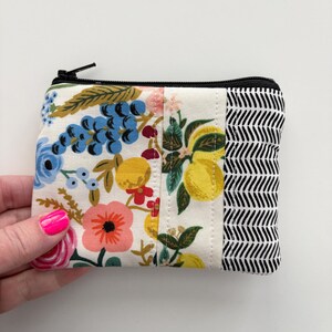 Rifle Paper Co. Bolsa acolchoada com zíper. Bolsa Rifle Paper Co. Bolsa com zíper forrada 4 x 5. Bolsa bonita. Bolsa para cartão-presente. Bolsa para cartão de crédito.