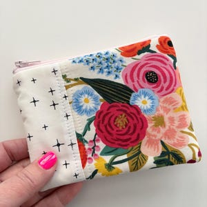 Rifle Paper Co. Bolsa acolchoada com zíper. Bolsa Rifle Paper Co. Bolsa com zíper forrada 4 x 5. Bolsa bonita. Bolsa para cartão-presente. Bolsa para cartão de crédito.