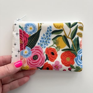 Rifle Paper Co. Bolsa acolchoada com zíper. Bolsa Rifle Paper Co. Bolsa com zíper forrada 4 x 5. Bolsa bonita. Bolsa para cartão-presente. Bolsa para cartão de crédito.
