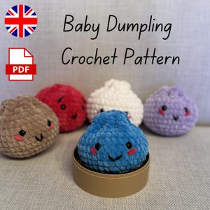 Può includere: Un modello digitale all'uncinetto in PDF intitolato Baby Dumpling Crochet Pattern che mostra cinque giocattoli a forma di gnocco all'uncinetto, rotondi e morbidi, in blu, marrone, rosso, bianco e viola. Ogni giocattolo ha occhi neri ricamati.