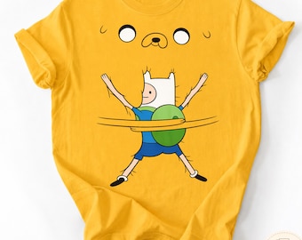 Maglietta unisex di Adventure Time con Finn e Jake che si abbracciano, Jake il cane e Finn l'umano, colorati, per fan e amanti dei cartoni animati.
