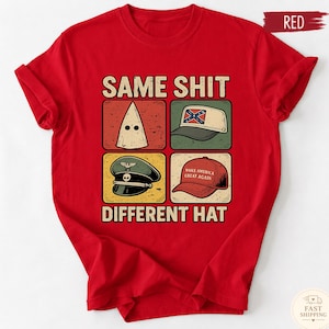 Op de afbeelding: Rood t-shirt met de tekst "SAME SHIT DIFFERENT HAT" en vier afbeeldingen van hoeden. De afbeeldingen bevatten een witte kap, een hoed met de Confederate vlag, een militaire hoed en een "Make America Great Again" hoed.