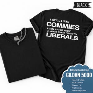 Może przedstawiać: Czarny t-shirt z krótkim rękawem z białym nadrukiem I STILL HATE COMMIES EVEN AFTER THEY CHANGE THEIR NAME TO LIBERALS. Koszulka to klasyczny model unisex Gildan 5000 z ciężkiej bawełny, z okrągłym dekoltem i srebrnym łańcuszkiem jako dodatek.