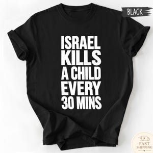 Può includere: T-shirt nera con la scritta "ISRAEL KILLS A CHILD EVERY 30 MINS" in lettere bianche in grassetto. La maglietta ha maniche corte e girocollo. La parola "BLACK" è stampata in bianco su un rettangolo nero in alto a destra.