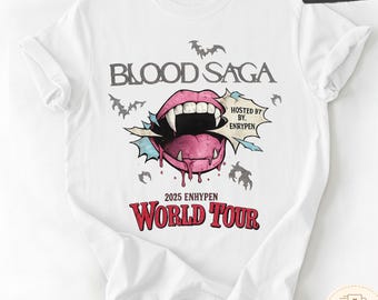 Camiseta gótica de Blood Saga, camiseta gráfica de labios de vampiro, estética grunge oscura, camiseta de la gira mundial de punk rock, ropa alternativa emo.