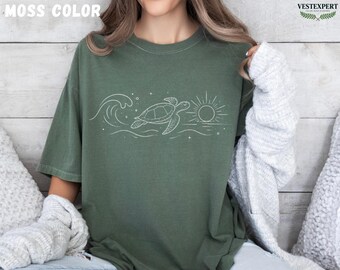 Komfort Farben Meeresschildkröte Shirt, Minimal Ocean T-Shirt, Strand Urlaub Shirt, Sommer Frauen T-Shirt, Küsten Sonnenschein Geschenk für sie, süßes T-Shirt