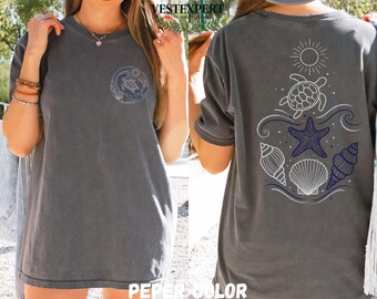 Komfort Farben Schildkröte Strand Shirt, Muschel Ozean T-Shirt, Vorder- und Rückseite Küstengrafik, Sommerferien Geschenk für sie, süße Meeresschildkröte T-Shirt