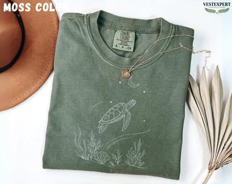 Komfort Farben Schildkröte Shirt, Ozean Liebhaber T-Shirt, Minimale Meeresschildkröte Grafik, Küstensommer Shirt, Strand Urlaub Geschenk für sie, süßes T-Shirt