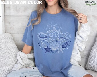 Komfort Farben Schildkröte Strand Shirt, Muschel Ozean T-Shirt, Küstensommer Grafik Shirt, Meeresschildkröte Geschenk für Frauen, Strand Urlaub T-Shirt