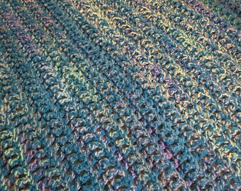 Coperta all'uncinetto fatta a mano, unica nel suo genere, con motivo a fiori di pisello farfalla.