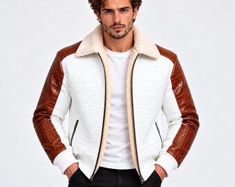 Giacca bomber da uomo in pelle bianca con stampa coccodrillo / Maniche a contrasto marroni / Collo in sherpa color crema